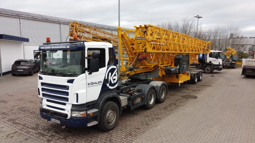 Köhler Baumaschinen in Achern beim Transport eines Potain Turmdrehkrans