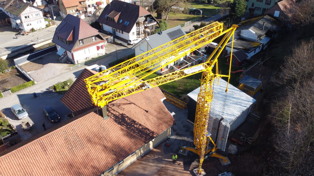 Köhler Baumaschinen in Achern beim Aufbau eines Potain Turmdrehkrans auf einer Baustelle in Kappelrodeck im Schwarzwald