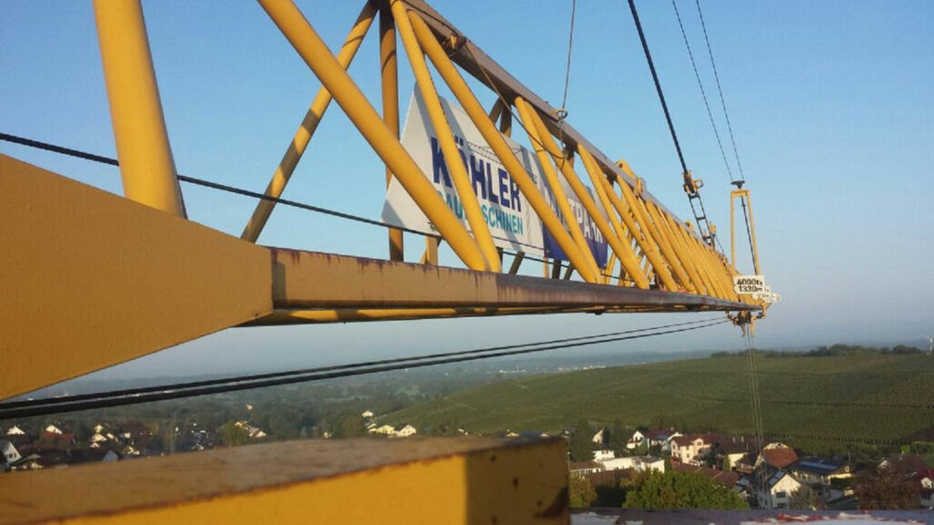 Kran Aufbau von Köhler Baumaschinen in Achern auf einer Baustelle.