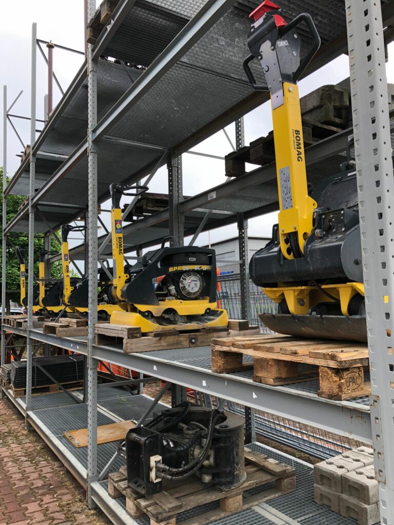 BOMAG Rüttelplatten von Köhler Baumaschinen - Hochwertige Baumaschinen für Bauvorhaben. Frontansicht auf dem Ausstellungsplatz. Baumaschinen und Geräte Verkauf