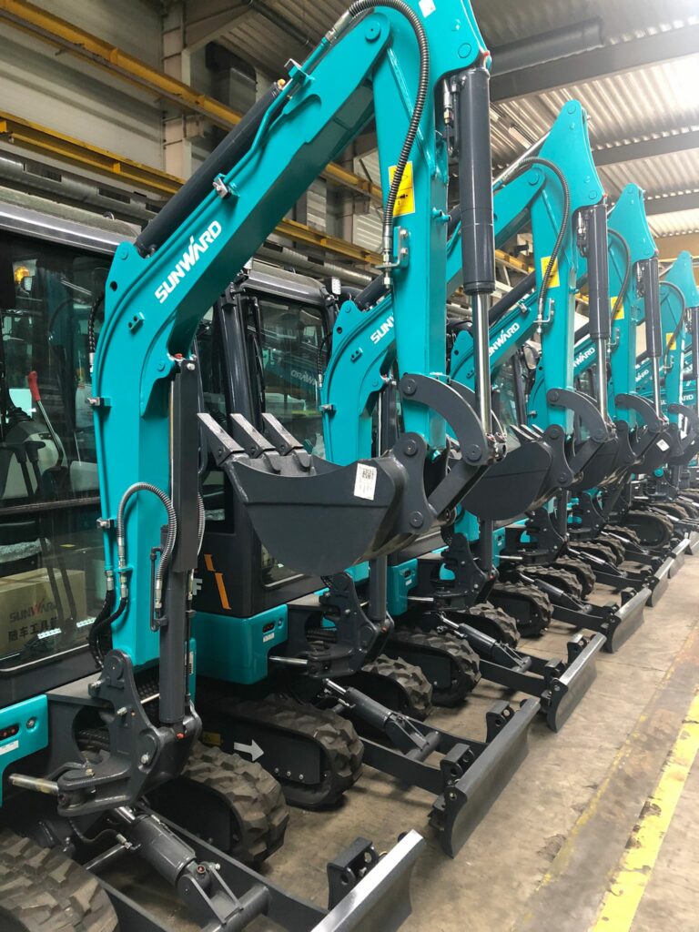 Sunward Bagger von Köhler Baumaschinen - Hochwertige Baumaschinen für Bauvorhaben. Frontansicht auf dem Ausstellungsplatz. Baumaschinen und Geräte Verkauf